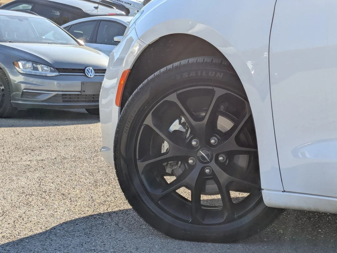 Certified Used 2025 White Chrysler Limited - - FWD - Nappa Leather - Adaptive Cruise - Full Sunroof - Heated Seat & Wheel & More! image 9