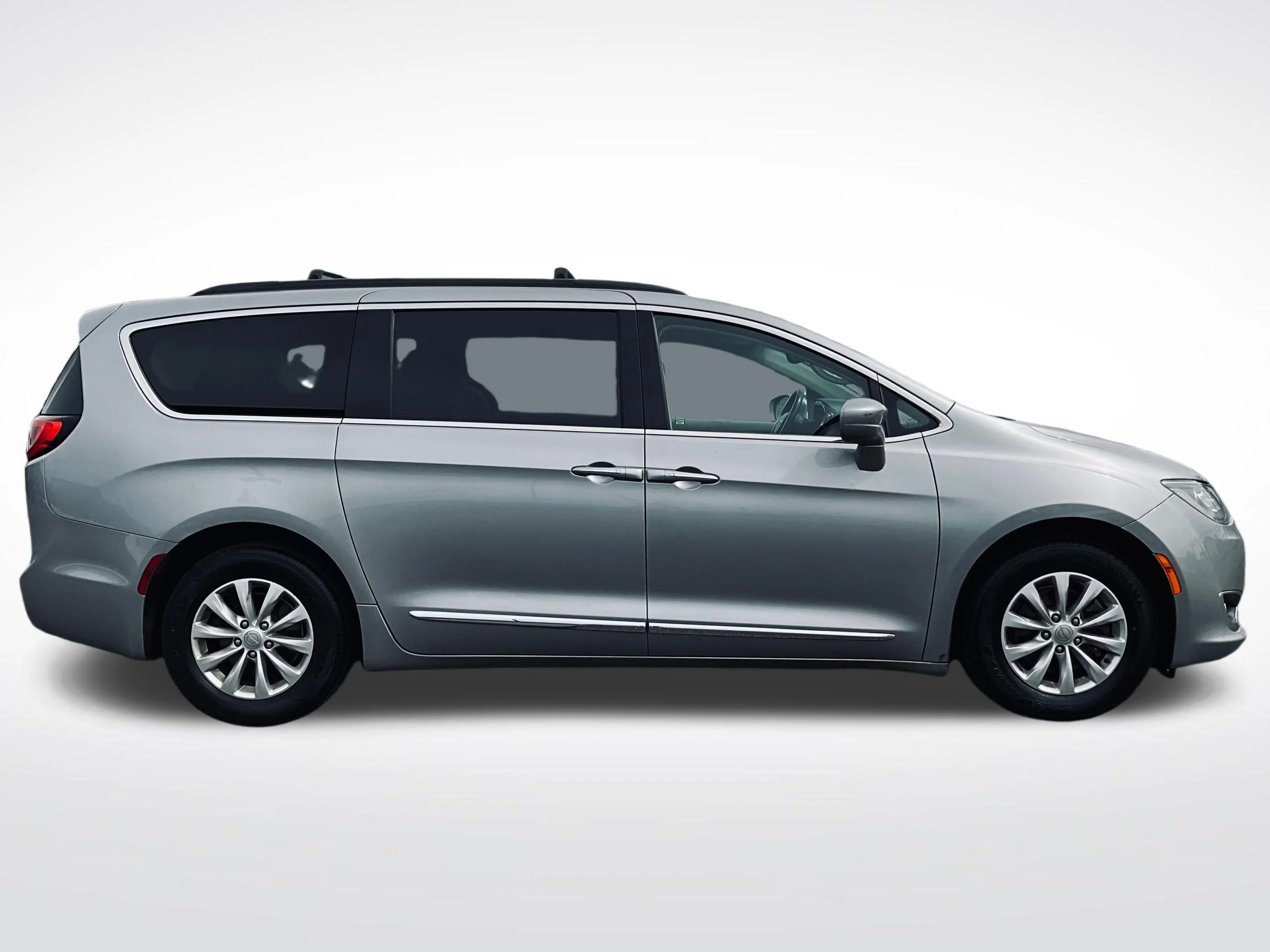 Used 2017 Silver Chrysler Touring L image 6