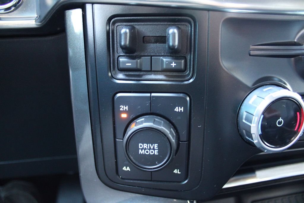 Used 2023  Ford Lariat image 27