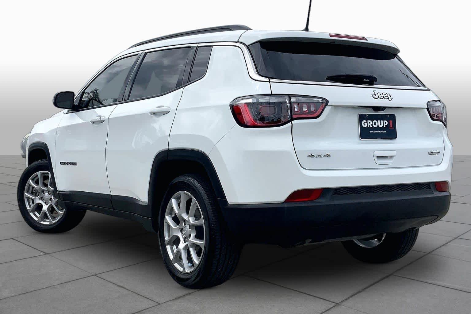 Used 2024 Bright White Clearcoat Jeep Latitude Lux image 12