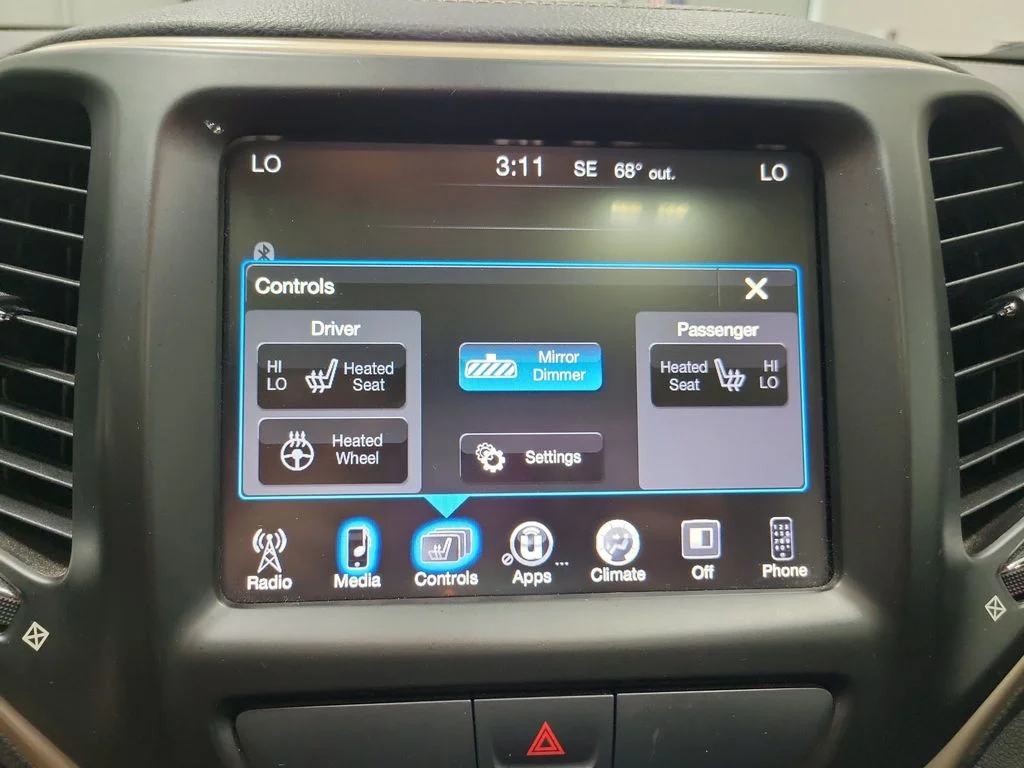 Used 2015 Red Jeep Latitude image 37