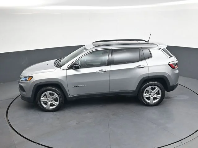 Used 2023 Silver Jeep Latitude image 28