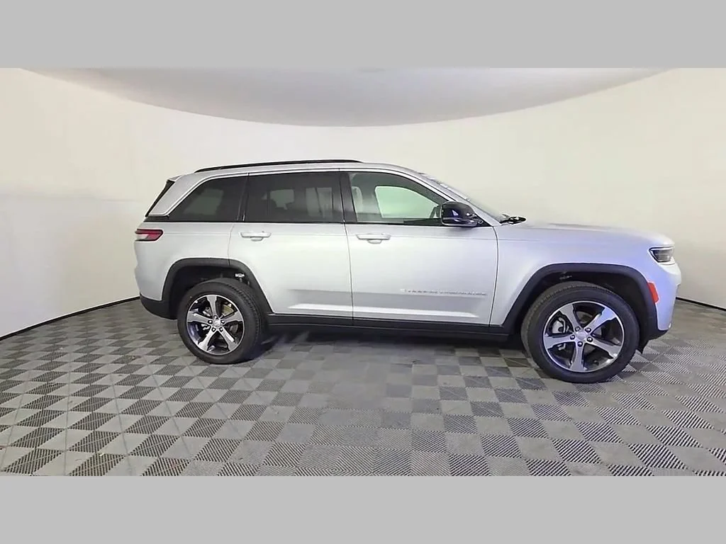New 2026 Silver Zynith Exterior Paint Jeep Limited image 23