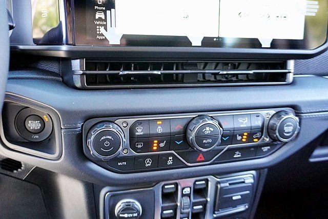 New 2026 Granite Crystal Metallic Clear-Coat Exterior Paint Jeep Rubicon image 32