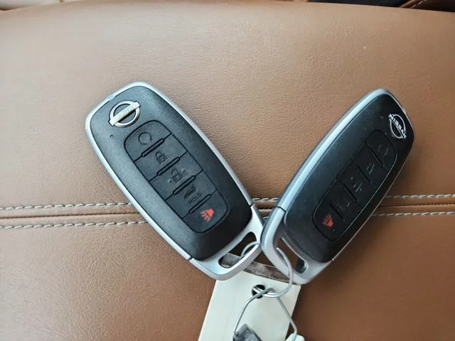 Used 2025 Silver Nissan Platinum image 37