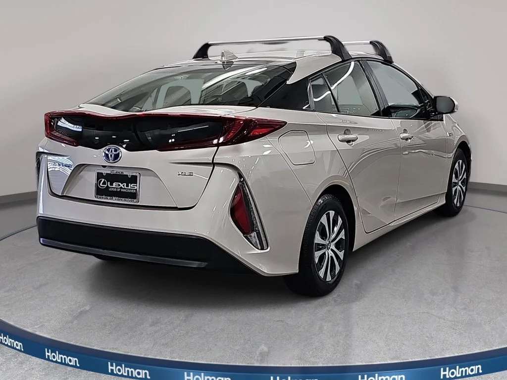 Used 2020 Silver Toyota XLE image 6