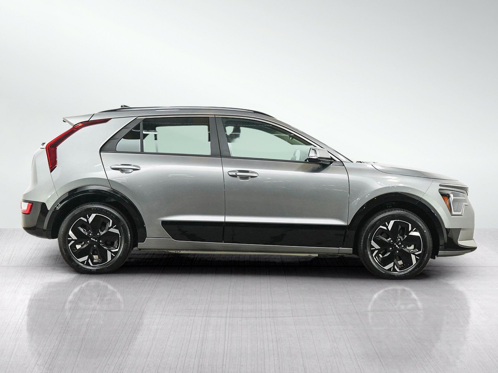 Used 2024 Steel Gray Kia Wind image 7