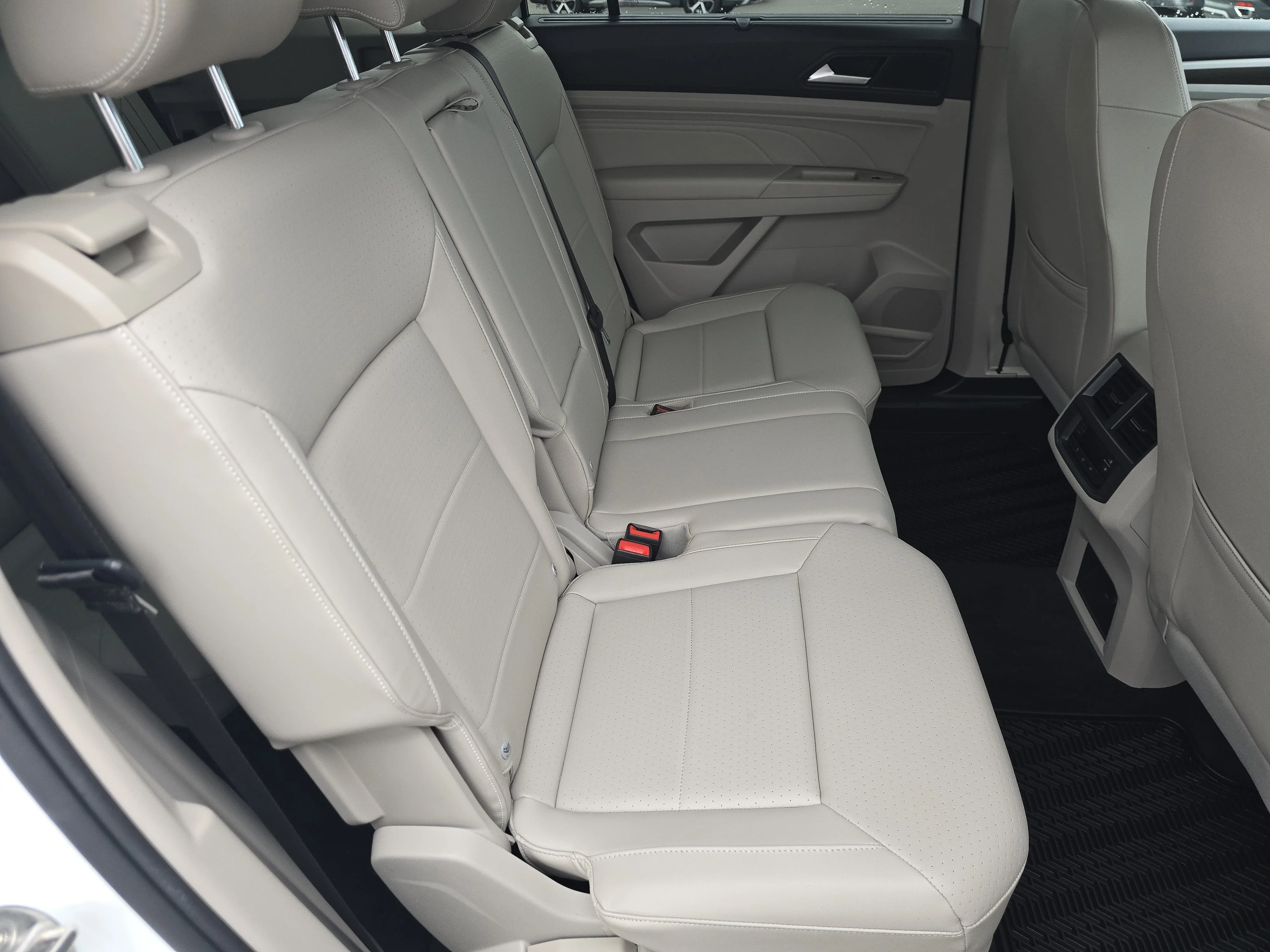 Certified Used 2022 Pure White Volkswagen 2.0T SE image 18