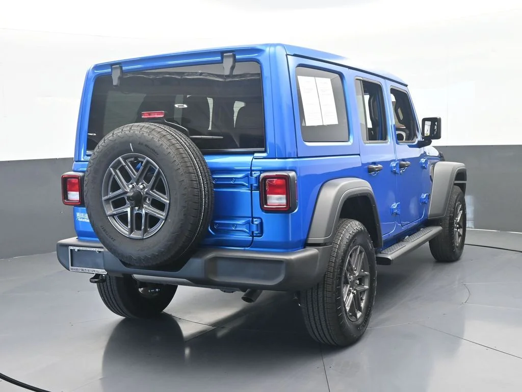 Used 2025 Hydro Blue Pearl Coat Jeep Sport S image 5