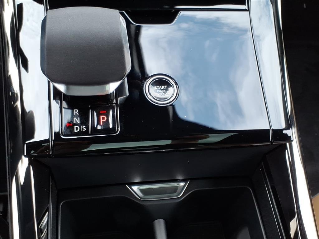 New 2026 Fuji White LAND ROVER Dynamic SE image 16