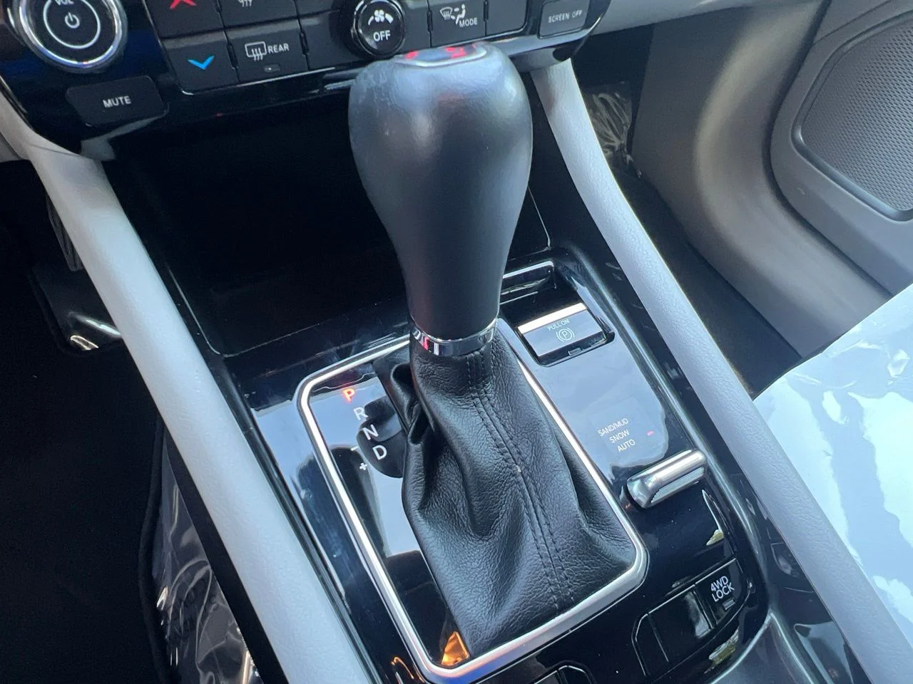 Used 2023 Black Jeep Latitude image 32