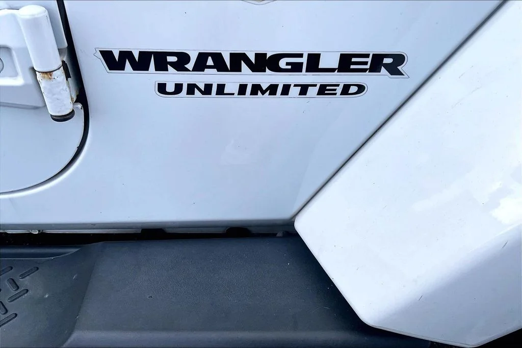 Used 2015 White Jeep Unlimited Sahara image 31