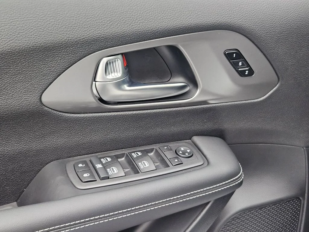 2026 Chrysler Pacifica Select - Photo 11