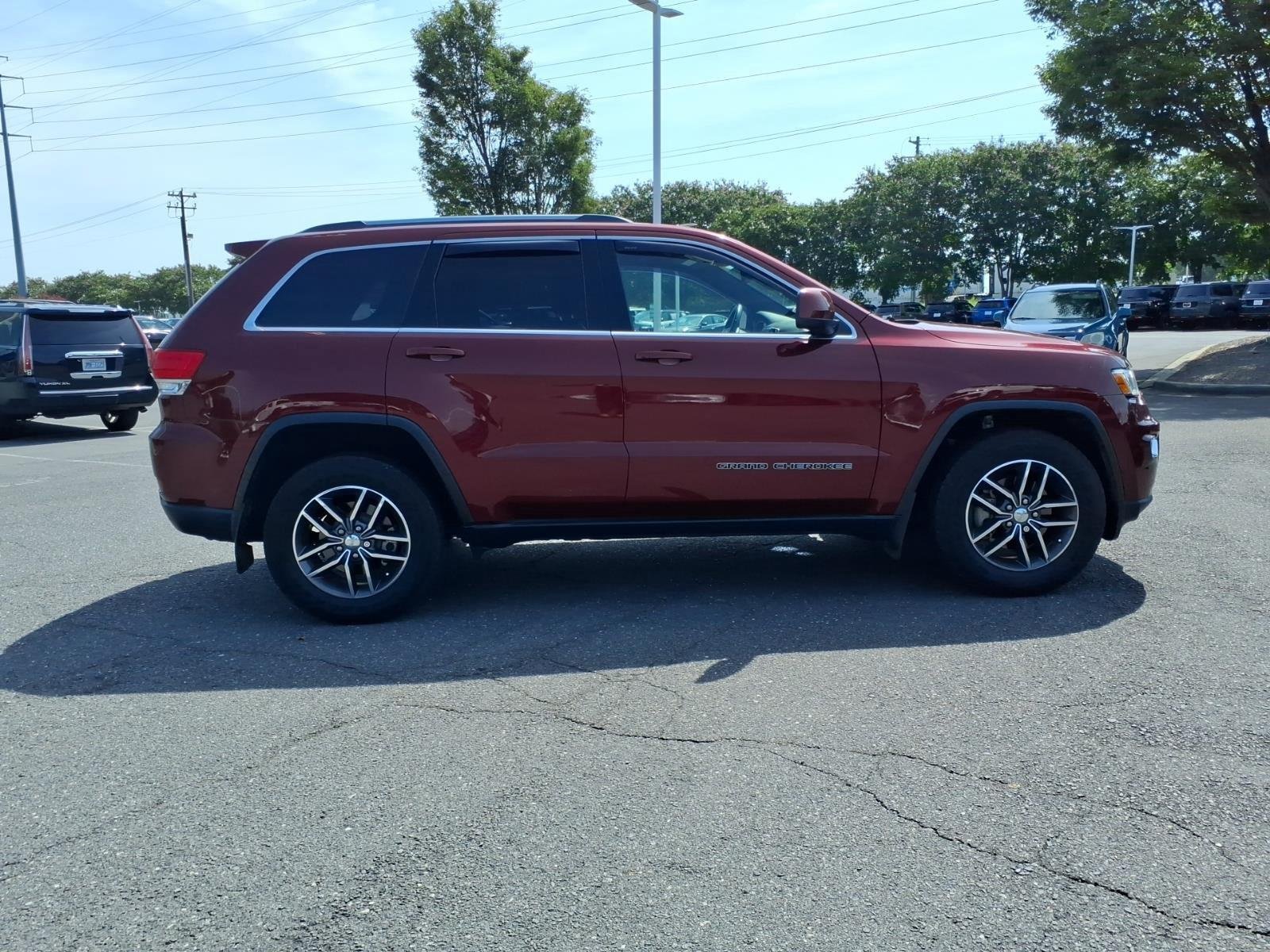 Used 2018 Velvet Red Pearlcoat Jeep Laredo E image 9