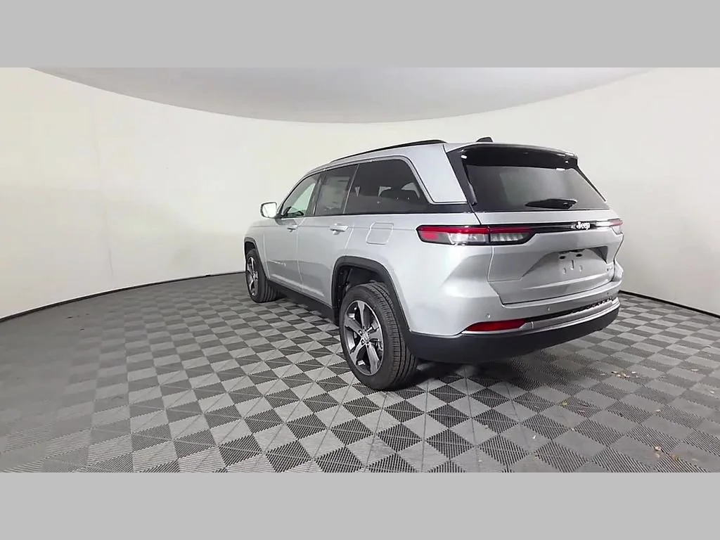 New 2026 Silver Zynith Exterior Paint Jeep Limited image 30
