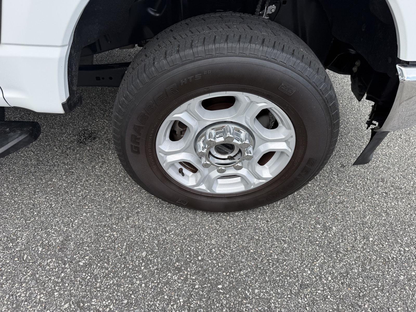 Used 2025 Oxford White Ford XLT image 36