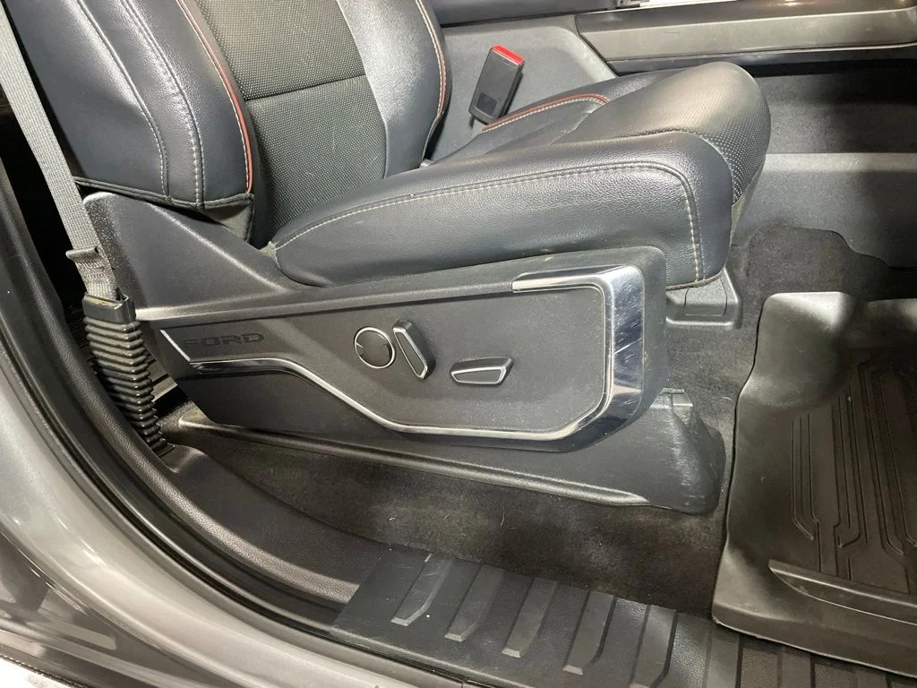 Used 2023  Ford Lariat image 25