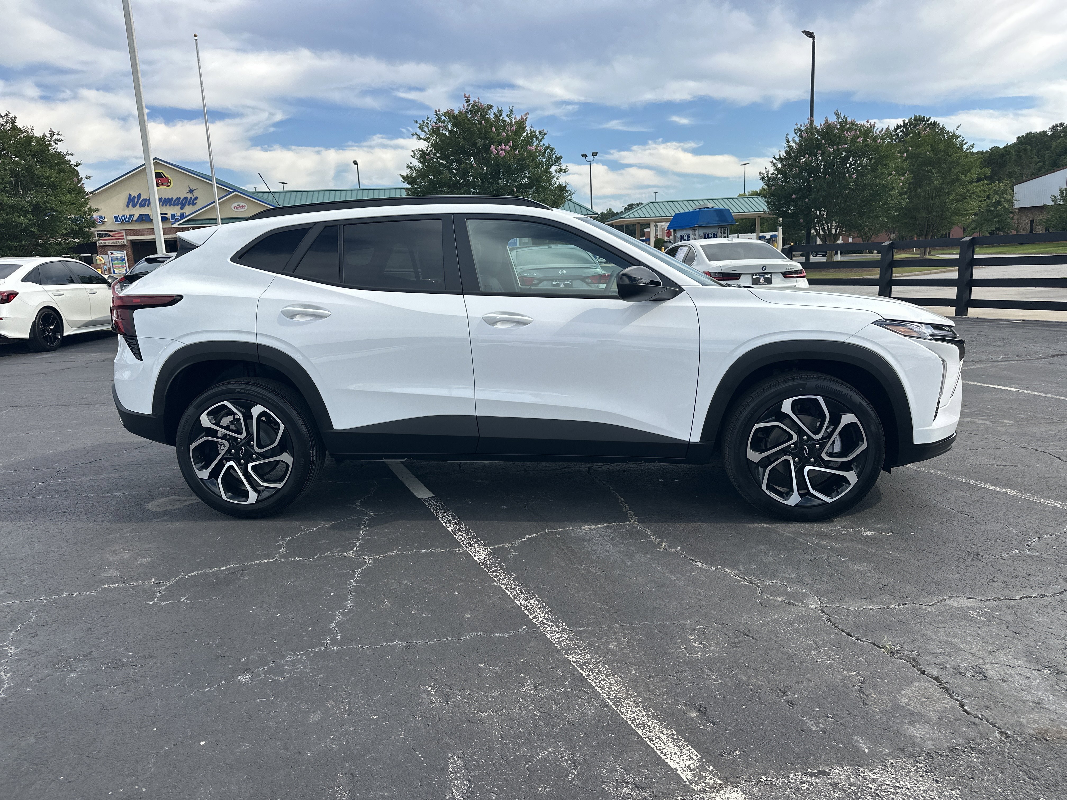 New 2026 Summit White Chevrolet 2RS image 9
