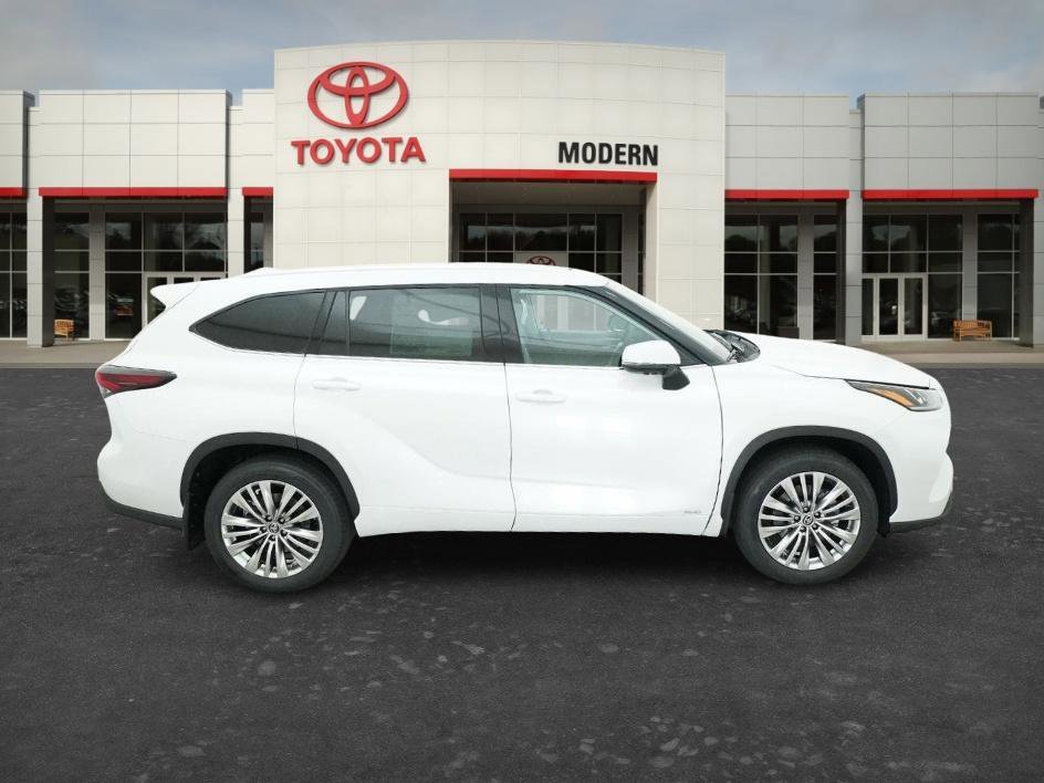 New 2026 Wind Chill Pearl Toyota Hybrid Platinum image 17