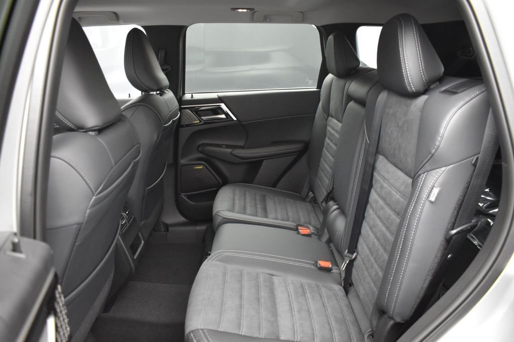 New 2026 Silver Mitsubishi SE image 12