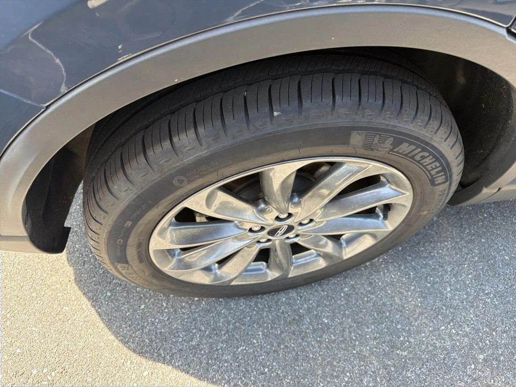 Used 2022 Blue Metallic Lincoln Standard image 13