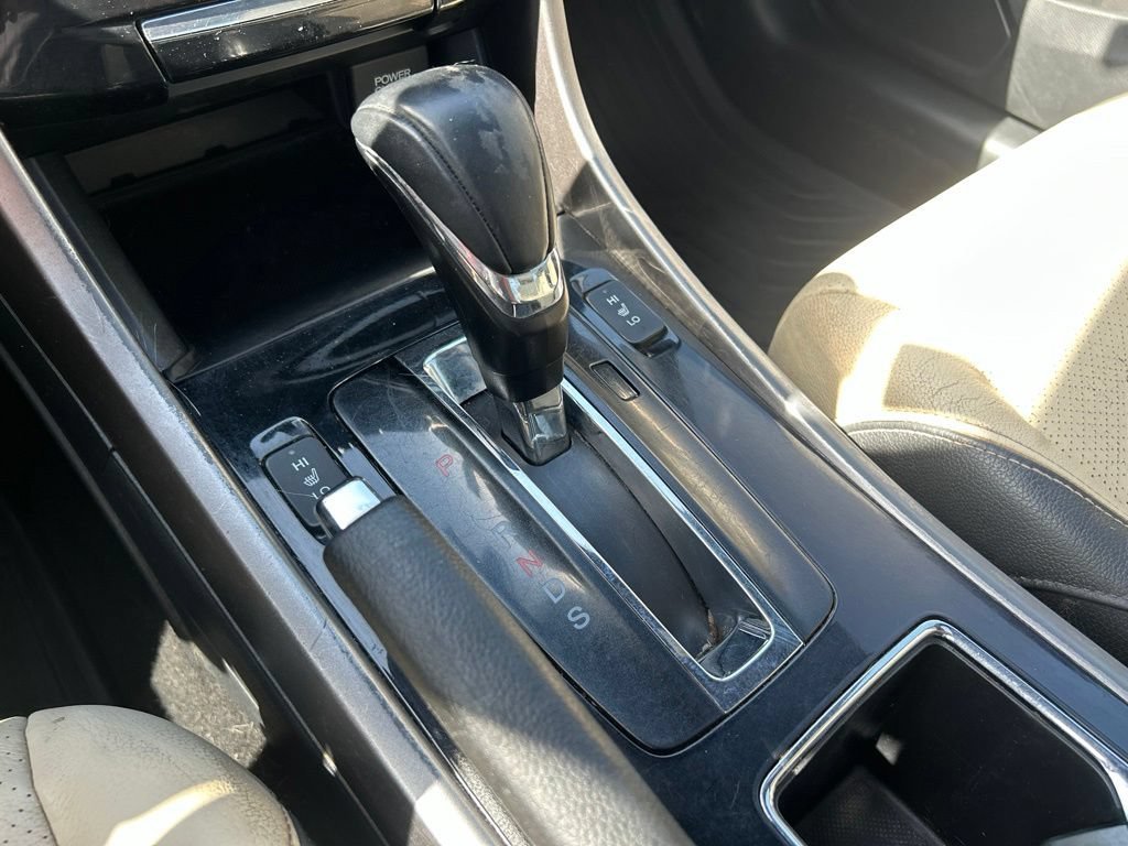 Used 2017 White Honda EX-L image 34