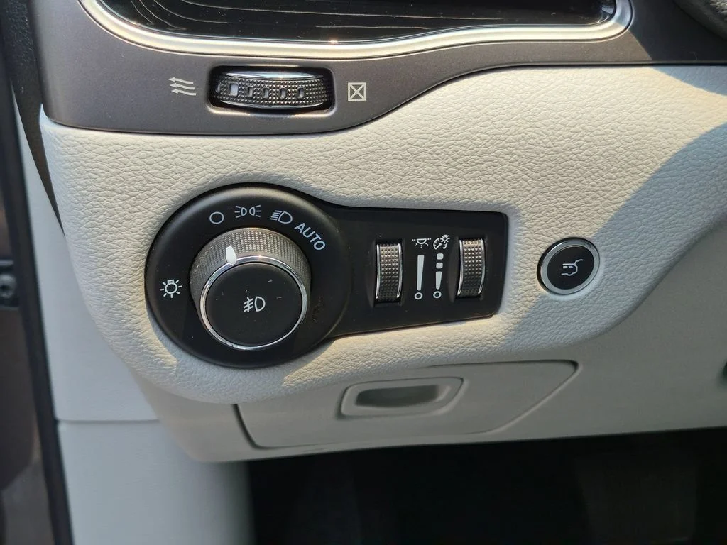 Used 2021 Gray Jeep Limited image 15