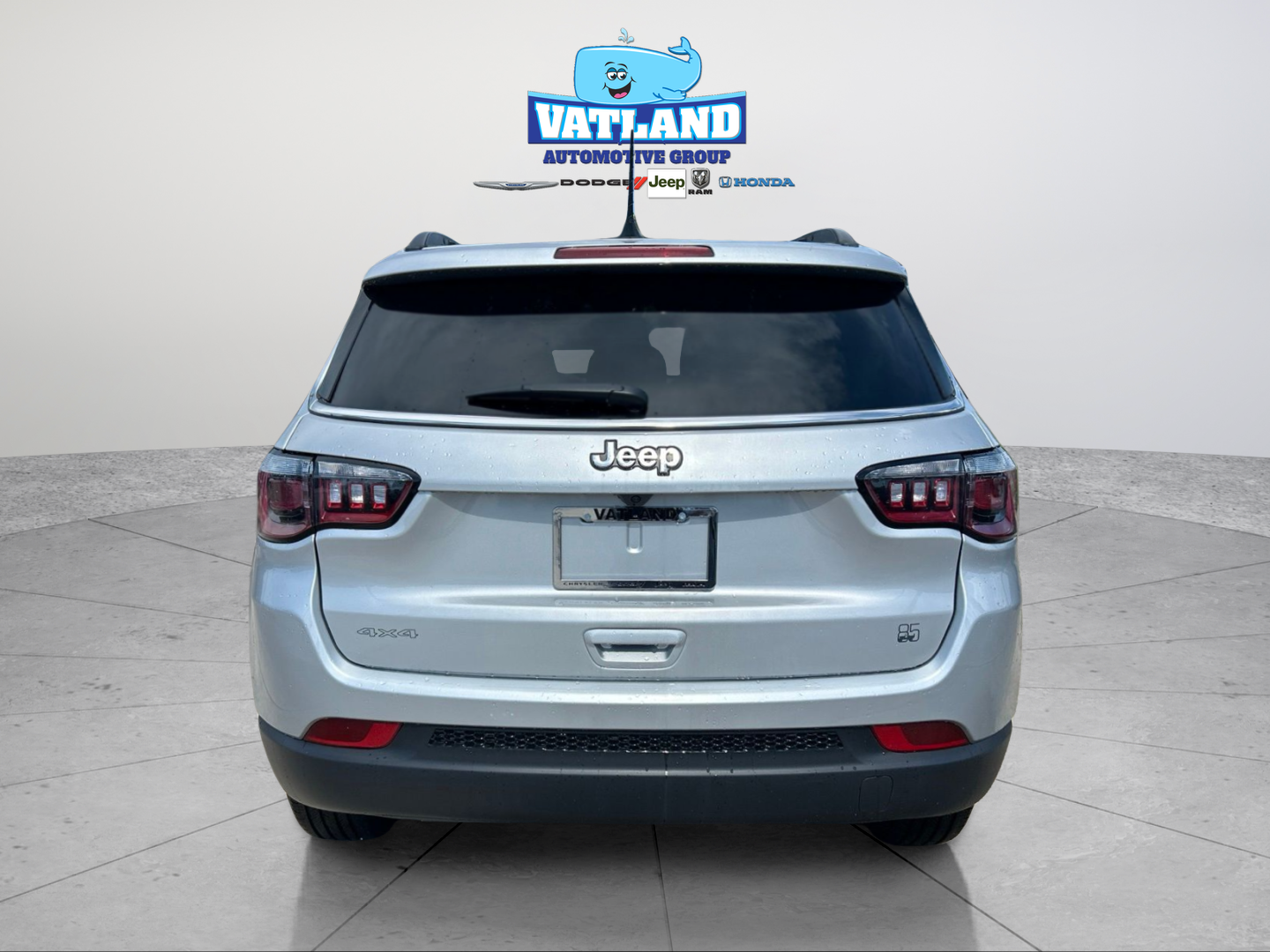 New 2026 Silver Zynith Metallic Clear-Coat Exterior Paint Jeep Latitude image 4