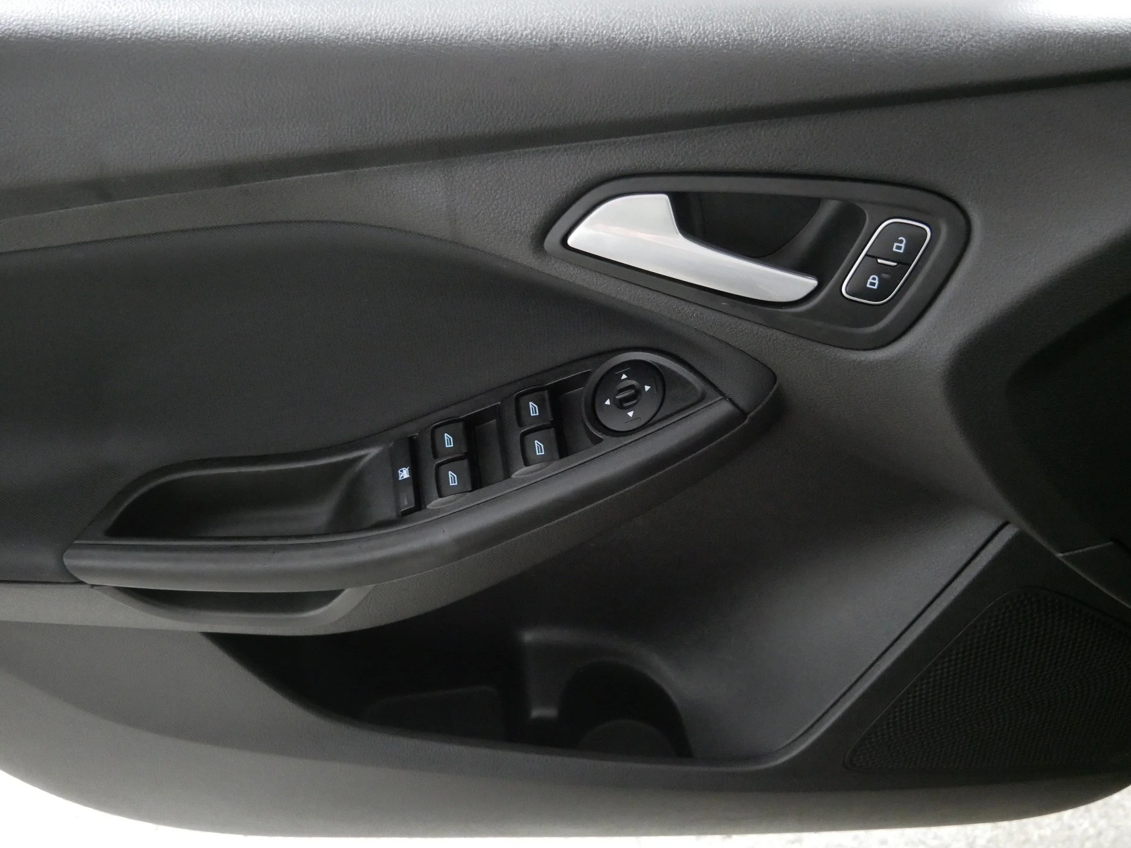 Used 2017 White Gold Metallic Ford SE image 19