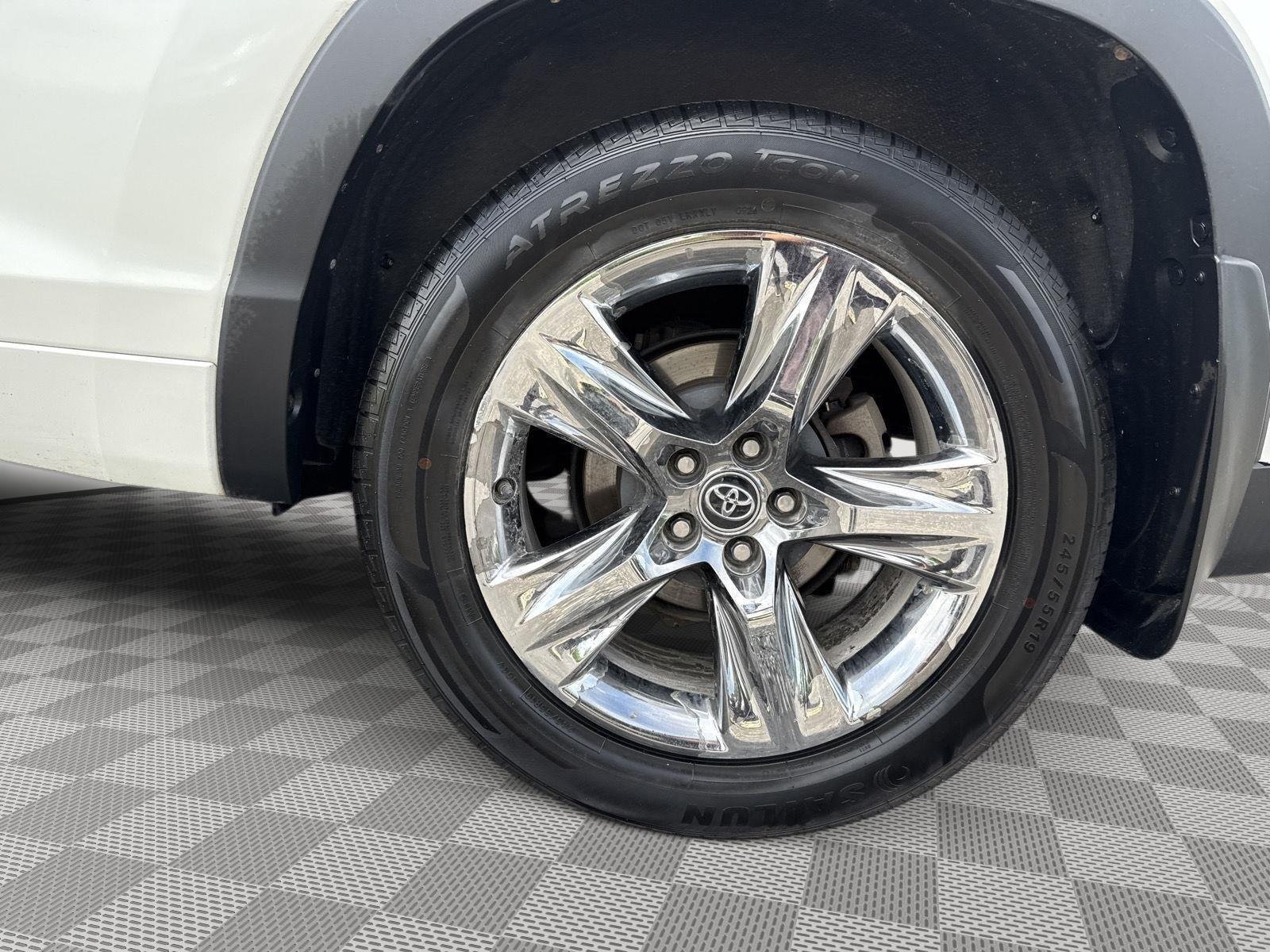 Used 2019 Blizzard Pearl Toyota Limited Platinum image 17