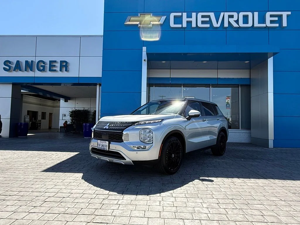 Used 2023 Silver Mitsubishi SE image 2