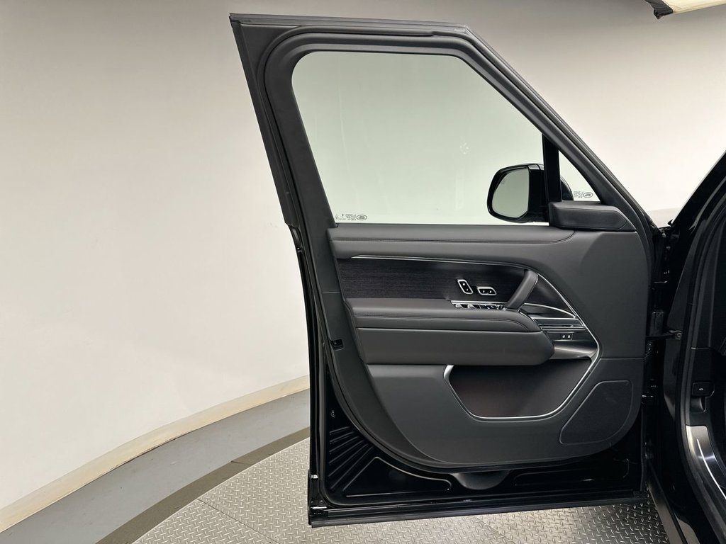 New 2027 Santorini Black Land Rover SE image 9