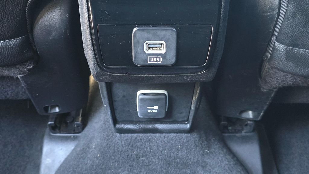 Used 2024 Baltic Gray Metallic Clearcoat Jeep Latitude image 18