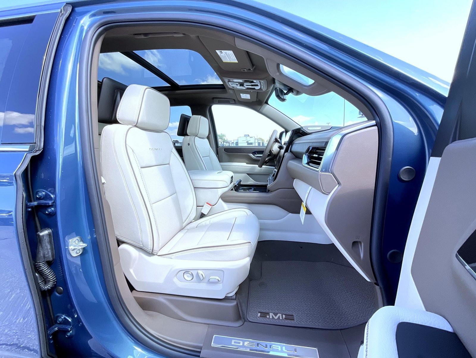 2026 GMC Yukon Denali - Photo 15