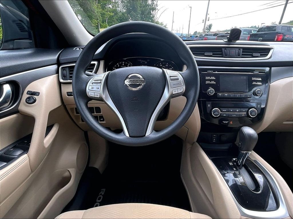 Used 2016 Cayenne Red Nissan SV image 17