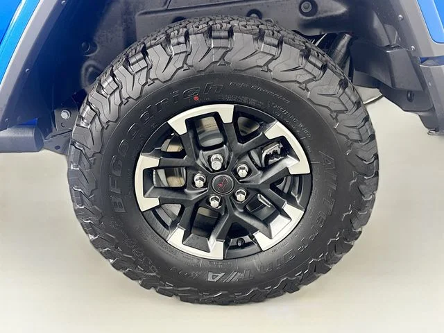 New 2026 Hydro Blue Pearl-Coat Exterior Paint Jeep Rubicon image 28