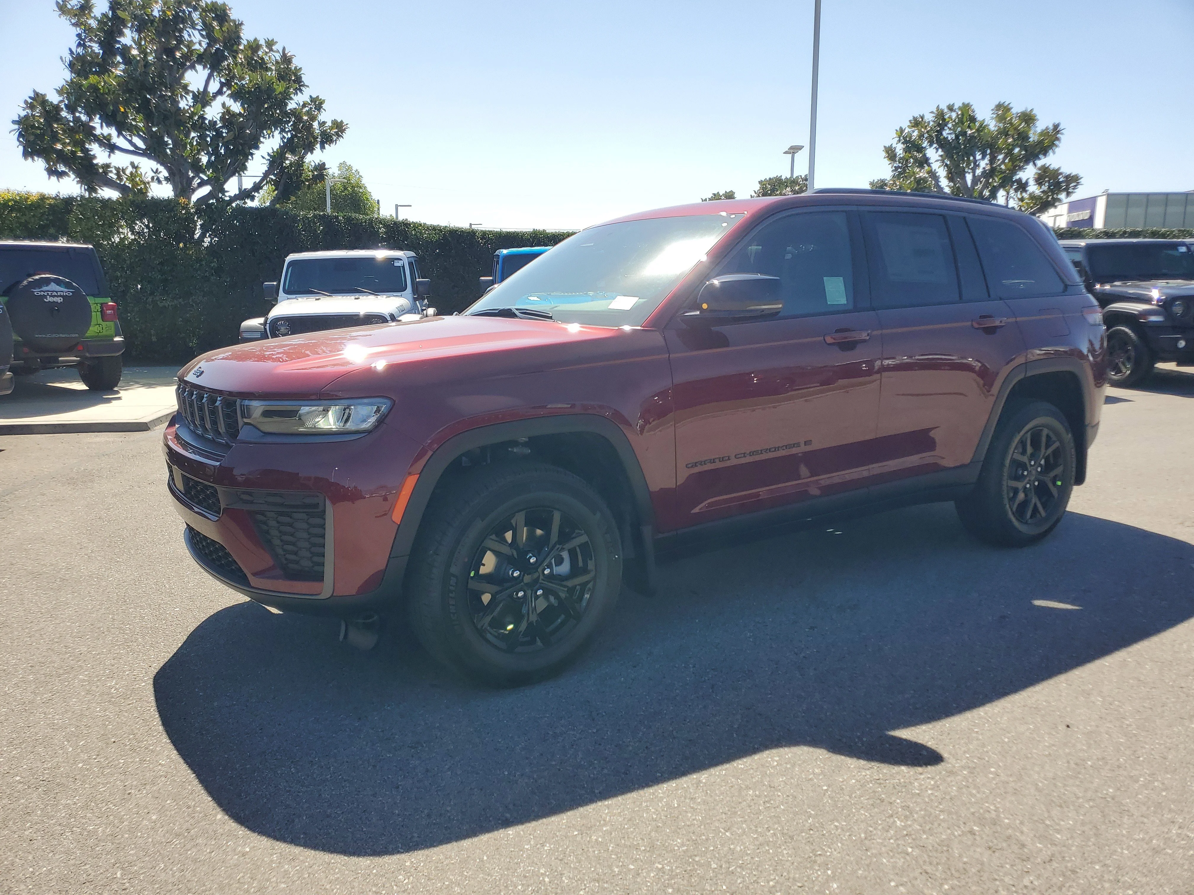 New 2026 Velvet Red Pearl-Coat Exterior Paint Jeep Altitude image 8