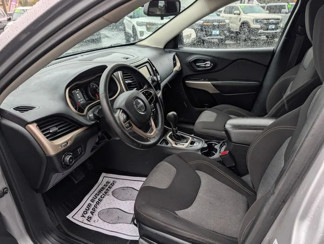 Used 2018 Silver Jeep Latitude image 10