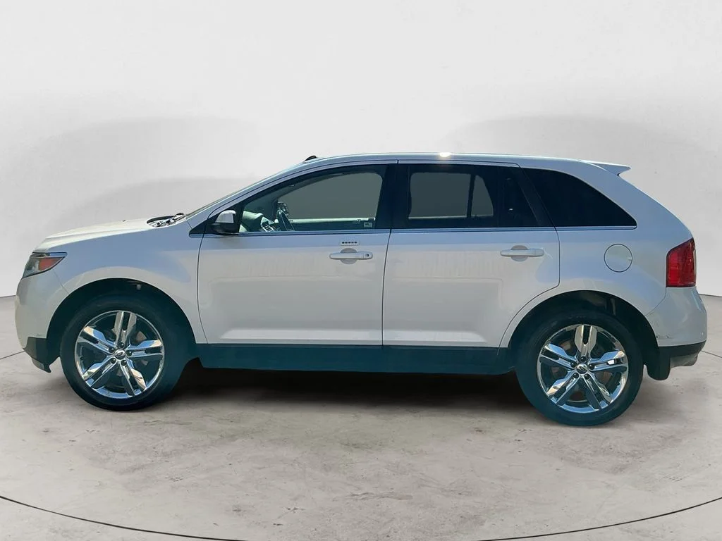 Used 2011 White Ford Limited image 8