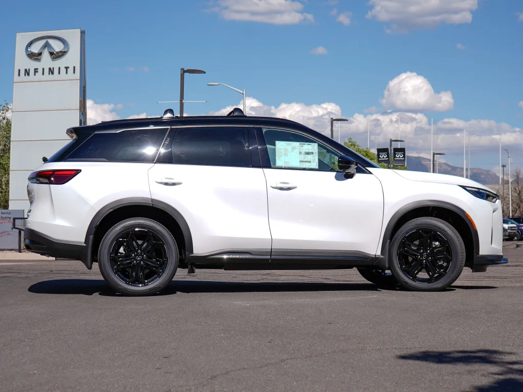 New 2027 2T RAD WHT INFINITI Sport AWD image 16