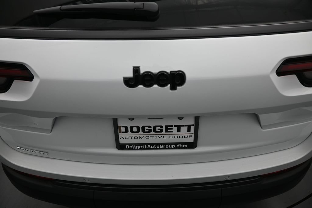 New 2026 Bright White Clear-Coat Exterior Paint Jeep Altitude image 10