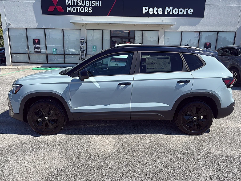 New 2027 Monument Gray w/ Deep Black Roof Volkswagen SE Black FWD image 25