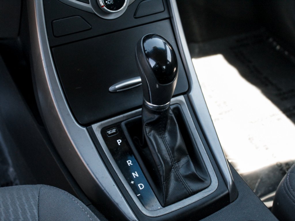 Used 2015 Shale Gray Metallic Hyundai SE image 17