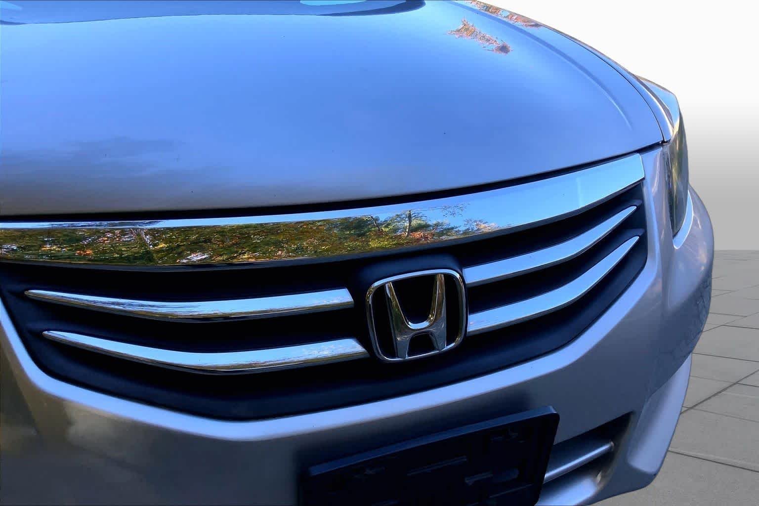 Used 2011 Alabaster Silver Metallic Honda LX-P image 30