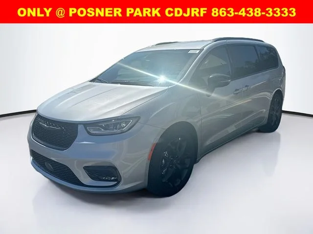 2026 Chrysler Pacifica Select's photo