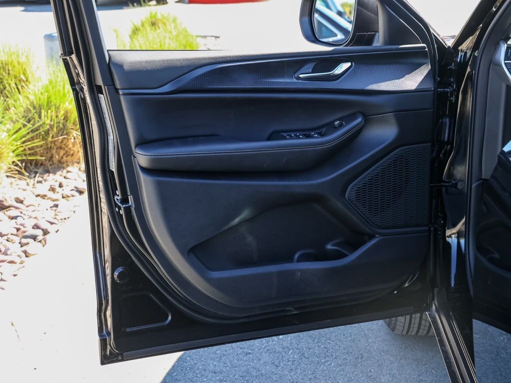 New 2026 Diamond Black Crystal Pearl-Coat Exterior Paint Jeep Laredo image 22