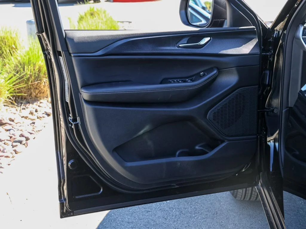 New 2026 Diamond Black Crystal Pearl-Coat Exterior Paint Jeep Laredo image 22