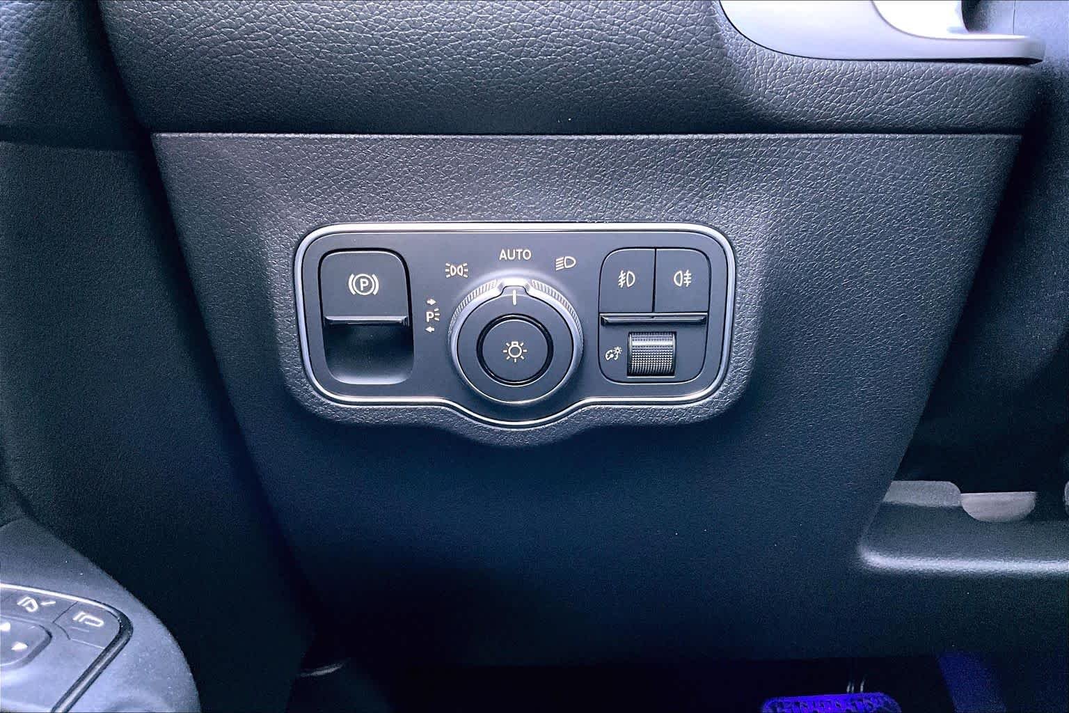 New 2026 Polar White Mercedes-Benz GLB 250 image 13