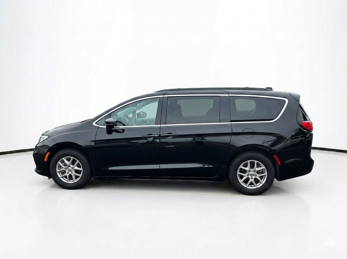 Used 2024 Diamond Black Crystal Pearlcoat Chrysler Touring L image 8