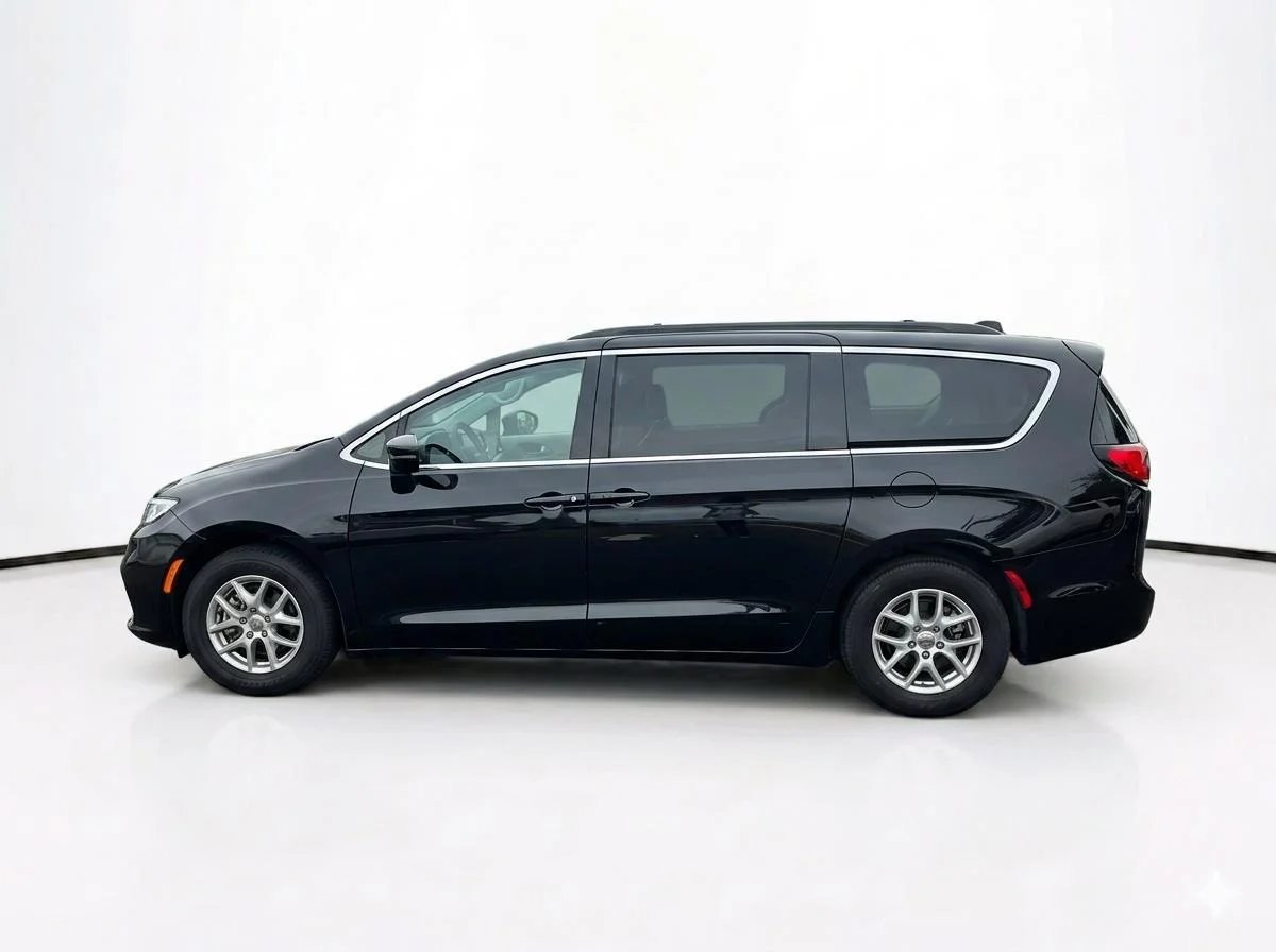 Used 2024 Diamond Black Crystal Pearlcoat Chrysler Touring L image 8